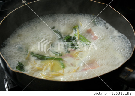 ほうれん草とベーコンのクリームパスタ 125313198