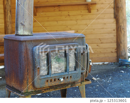 錆びた古い薪ストーブ 125313601