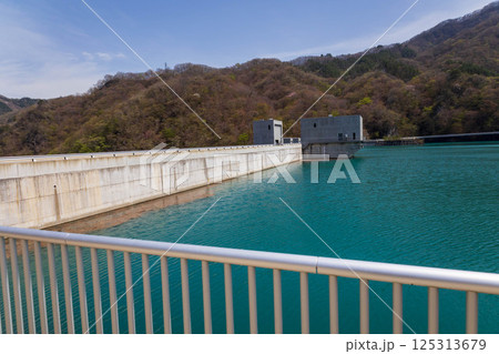 満水位の八ッ場ダム堤体　群馬県長野原町 125313679