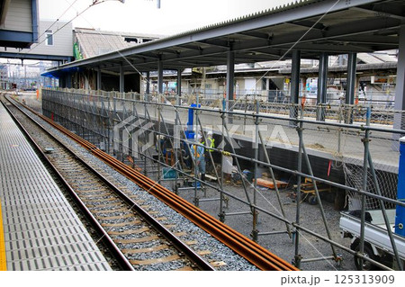 旧1番線ホームが高架化に向け姿を変える… 仮設下り線『春日部駅』新3・4番線 125313909