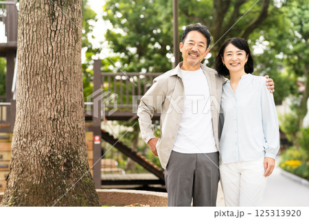 散歩をする熟年夫婦　ライフスタイルイメージ	 125313920