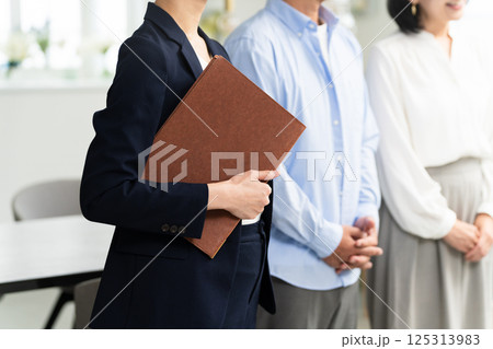 熟年夫婦と保険外交員 ビジネスイメージ 熟年夫婦と保険外交員 ビジネスイメージ 125313983