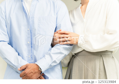 ミドル男性と女性の仲良し熟年夫婦 ライフスタイルイメージ ミドル男性と女性の仲良し熟年夫婦 ライフスタイルイメージ 125313984