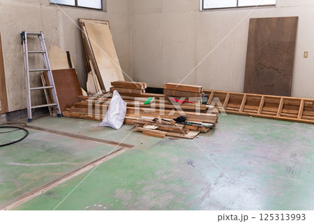 建設現場の木材置き場 建設現場の木材置き場 125313993