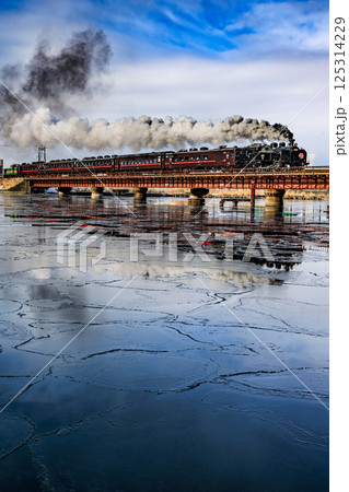 凍る川を渡るSL冬の湿原号 凍る川を渡るSL冬の湿原号 125314229