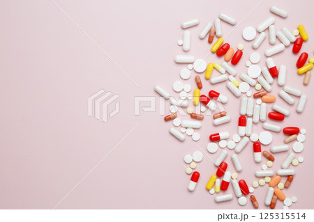 Various medication tablets and capsules. Concept of healthcare and medicine 125315514