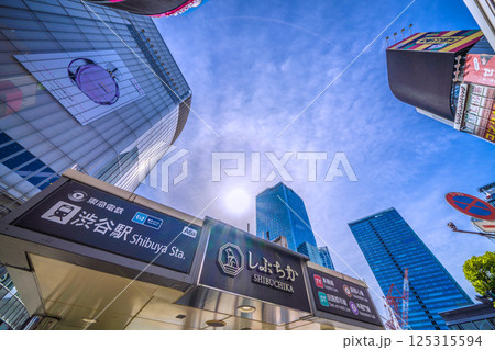 日本の東京都市景観　夏のような暑さ…しぶちか・渋谷駅出入口A6aやハロなどを望む＝4月21日 125315594