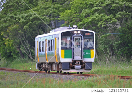 久留里線　下郡－小櫃　JR東日本　キハE130-103（幕張） 125315721