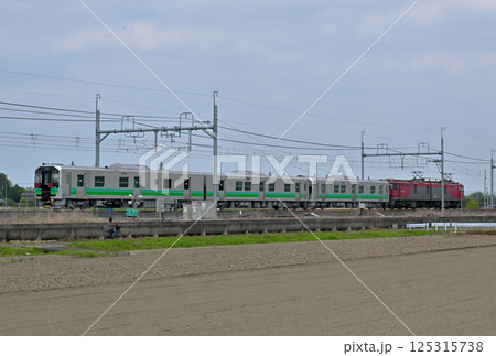 JR新型車両 HB-E220 を搬送する電気機関車 125315738