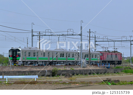 JR新型車両 HB-E220 を搬送する電気機関車 125315739