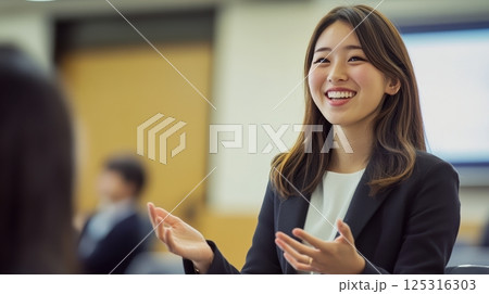 プレゼンやスピーチで聴衆に向かって話す日本人女性(講演・会社員・講師・起業・教育) プレゼンやスピーチで聴衆に向かって話す日本人女性(講演・会社員・講師・起業・教育) 125316303