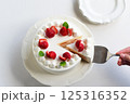 カットしたいちごのショートケーキ（横） 125316352