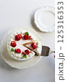 カットしたいちごのケーキをサーブする（縦） 125316353