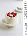 お皿に乗せたいちごのショートケーキ（縦） 125316354