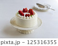 お皿に乗せたいちごのショートケーキ（横） 125316355