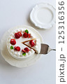 カットしたいちごのケーキをサーブする（縦） 125316356
