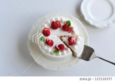 カットしたいちごのショートケーキ（横） 125316357
