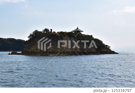 晴れた春の弁天島　広島 125316797