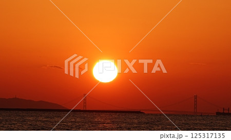 大阪湾の夕焼け 125317135