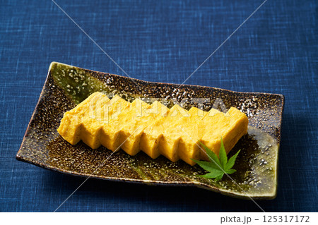 切り分けた玉子焼き 125317172