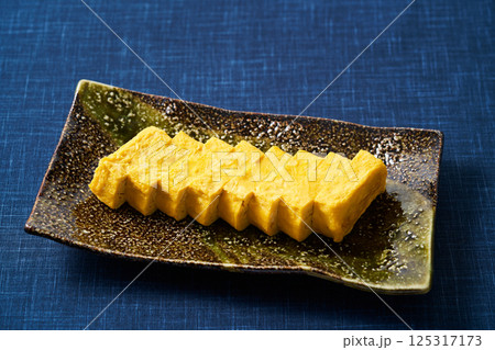 切り分けた玉子焼き 125317173