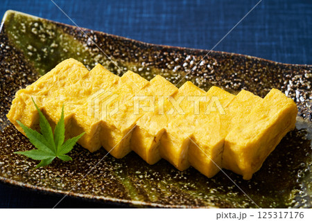 切り分けた玉子焼き 125317176