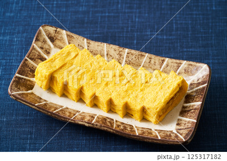 切り分けた玉子焼き 125317182