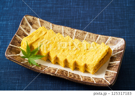 切り分けた玉子焼き 切り分けた玉子焼き 125317183