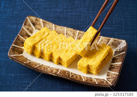 切り分けた玉子焼き 125317185
