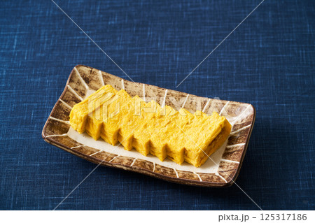 切り分けた玉子焼き 125317186