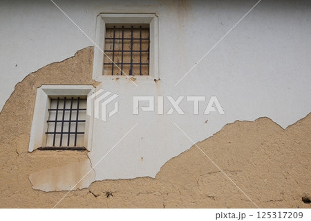 はげ落ちた土蔵の白壁（広島県） 125317209