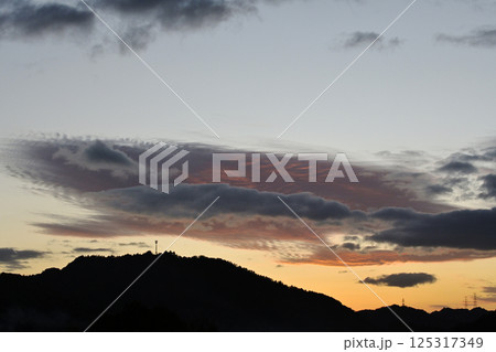 夕焼けに染まる空と鉄塔と電波塔 夕焼けに染まる空と鉄塔と電波塔 125317349