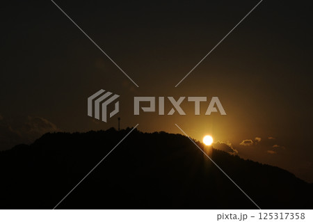 夕焼けに染まる空と電波塔 夕焼けに染まる空と電波塔 125317358