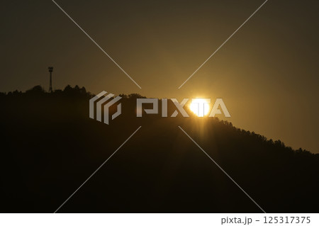 夕焼けに染まる空と電波塔 夕焼けに染まる空と電波塔 125317375