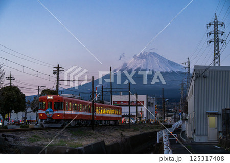 富士山と岳南電車 125317408