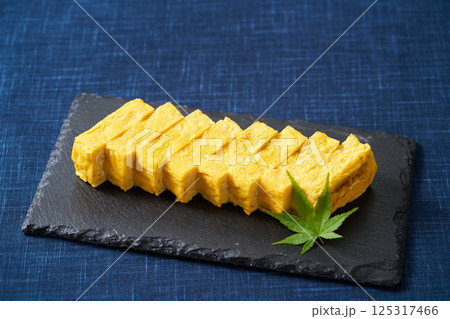 切り分けた玉子焼き 125317466
