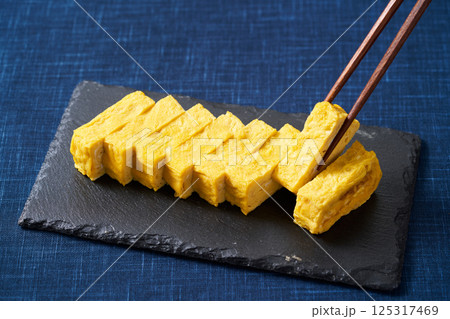 切り分けた玉子焼き 125317469