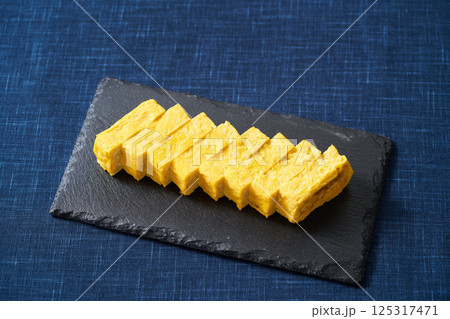 切り分けた玉子焼き 125317471