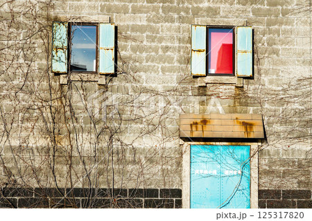 小樽運河に並ぶ倉庫の壁面を切り取った風景 小樽運河に並ぶ倉庫の壁面を切り取った風景 125317820