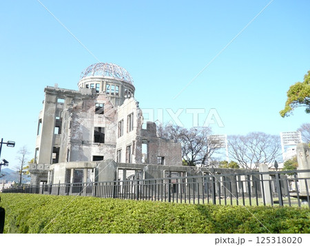 広島県広島市にあり原子爆弾の悲惨さを伝える被爆建造物で、広島平和記念碑とも呼ばれる原爆ドーム 125318020