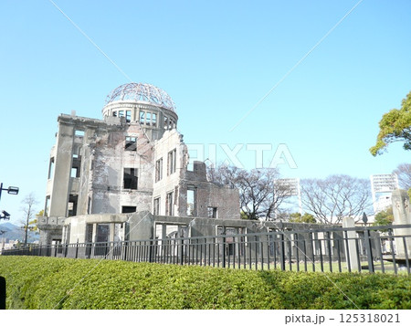 広島県広島市にあり原子爆弾の悲惨さを伝える被爆建造物で、広島平和記念碑とも呼ばれる原爆ドーム 125318021