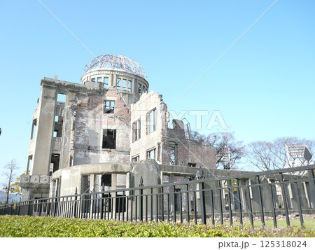 広島県広島市にあり原子爆弾の悲惨さを伝える被爆建造物で、広島平和記念碑とも呼ばれる原爆ドーム 125318024