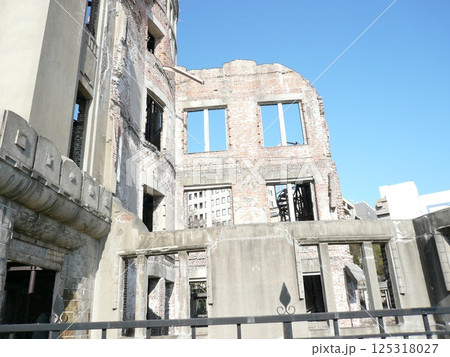広島県広島市にあり原子爆弾の悲惨さを伝える被爆建造物で、広島平和記念碑とも呼ばれる原爆ドーム 125318027