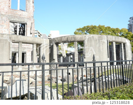 広島県広島市にあり原子爆弾の悲惨さを伝える被爆建造物で、広島平和記念碑とも呼ばれる原爆ドーム 広島県広島市にあり原子爆弾の悲惨さを伝える被爆建造物で、広島平和記念碑とも呼ばれる原爆ドーム 125318028
