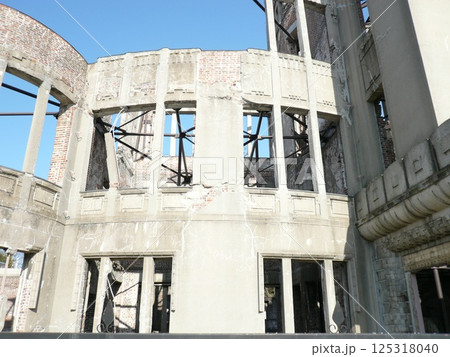 広島県広島市にあり原子爆弾の悲惨さを伝える被爆建造物で、広島平和記念碑とも呼ばれる原爆ドーム 125318040