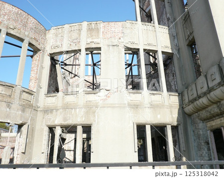 広島県広島市にあり原子爆弾の悲惨さを伝える被爆建造物で、広島平和記念碑とも呼ばれる原爆ドーム 広島県広島市にあり原子爆弾の悲惨さを伝える被爆建造物で、広島平和記念碑とも呼ばれる原爆ドーム 125318042