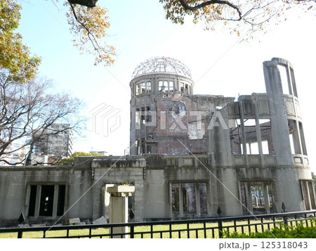 広島県広島市にあり原子爆弾の悲惨さを伝える被爆建造物で、広島平和記念碑とも呼ばれる原爆ドーム 広島県広島市にあり原子爆弾の悲惨さを伝える被爆建造物で、広島平和記念碑とも呼ばれる原爆ドーム 125318043