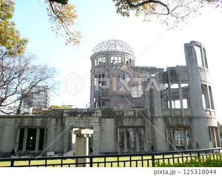 広島県広島市にあり原子爆弾の悲惨さを伝える被爆建造物で、広島平和記念碑とも呼ばれる原爆ドーム 125318044