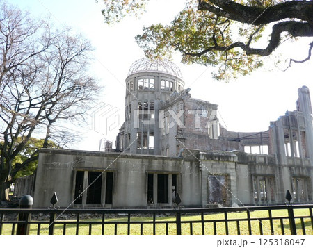 広島県広島市にあり原子爆弾の悲惨さを伝える被爆建造物で、広島平和記念碑とも呼ばれる原爆ドーム 広島県広島市にあり原子爆弾の悲惨さを伝える被爆建造物で、広島平和記念碑とも呼ばれる原爆ドーム 125318047