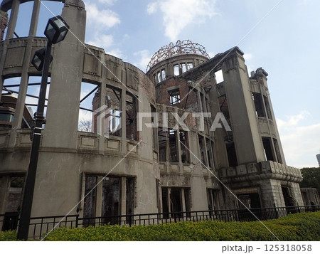 広島県広島市にあり原子爆弾の悲惨さを伝える被爆建造物で、広島平和記念碑とも呼ばれる原爆ドーム 125318058